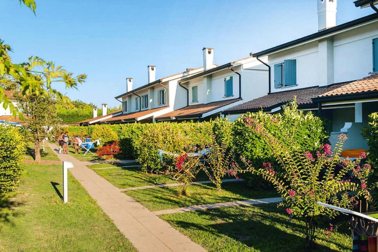 Terraced House In The Ca' Del Pino Holiday Complex With Communal Pool In Bibione Ngoại thất bức ảnh