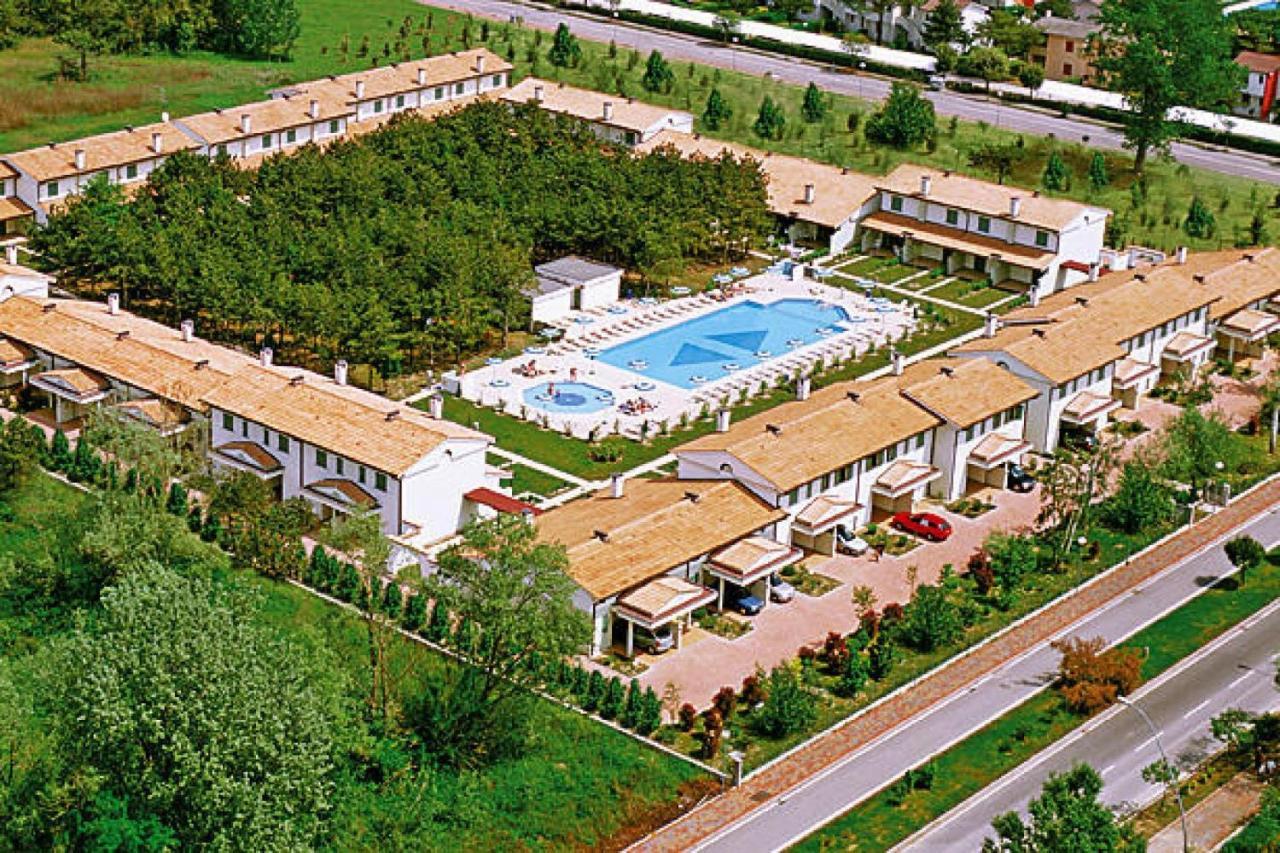 Terraced House In The Ca' Del Pino Holiday Complex With Communal Pool In Bibione Ngoại thất bức ảnh